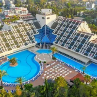 Transfer vom Flughafen Antalya nach Queen's Park Göynük